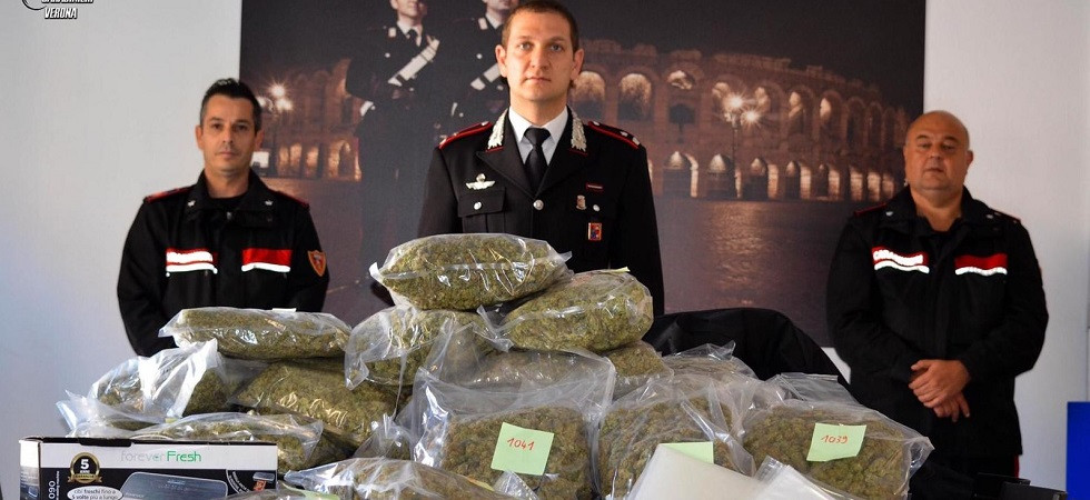 Viaggiava in auto con 28 chili di marijuana: 73enne denunciato assieme a un complice